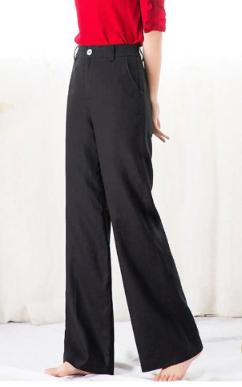 Photo d'un pantalon en coton et lin noir pour femmes, coupe droite et légère. Parfait pour un look élégant et confortable.