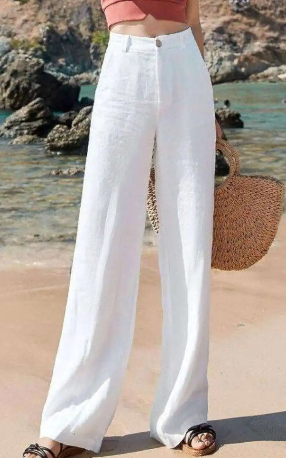 Photo d'un pantalon en coton et lin blanc pour femmes, coupe droite et légère. Parfait pour un look élégant et confortable.