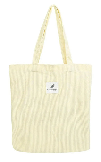Sac en velours côtelé beige, accessoire tendance pour femmes, idéal pour compléter vos tenues décontractées.